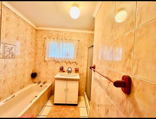 4 BEDROOM HOUSE FOR SALE IN HAYFIELDS